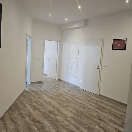 - Large 4 Near Ravensburg Apartment *