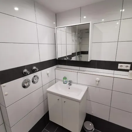 - Large House With 4 With 2-4 Bedrooms Near Ravensburg Appartement *